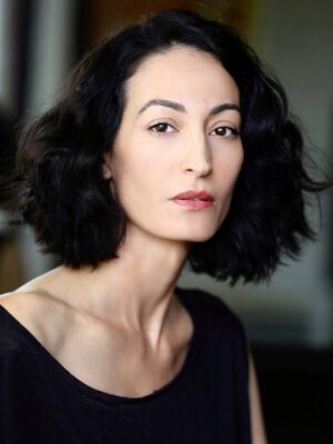 Laëtitia Eïdo Instagram - ✨✨✨ Nouvelle tête capturée par @loracortes coiffée coupée par @henryolivierhair ✨✨✨ New headshots!