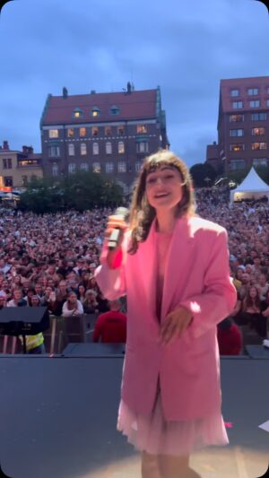 Laleh Pourkarim Instagram - Här sjunger vi Vårens Första Dag 

Tack östersund och österosund 🌷

💋 vad fina ni va!!!
Tack tack tack.. 

Nästa vecka bär d av till Helsingborg och Huskvarna 🎈❤️