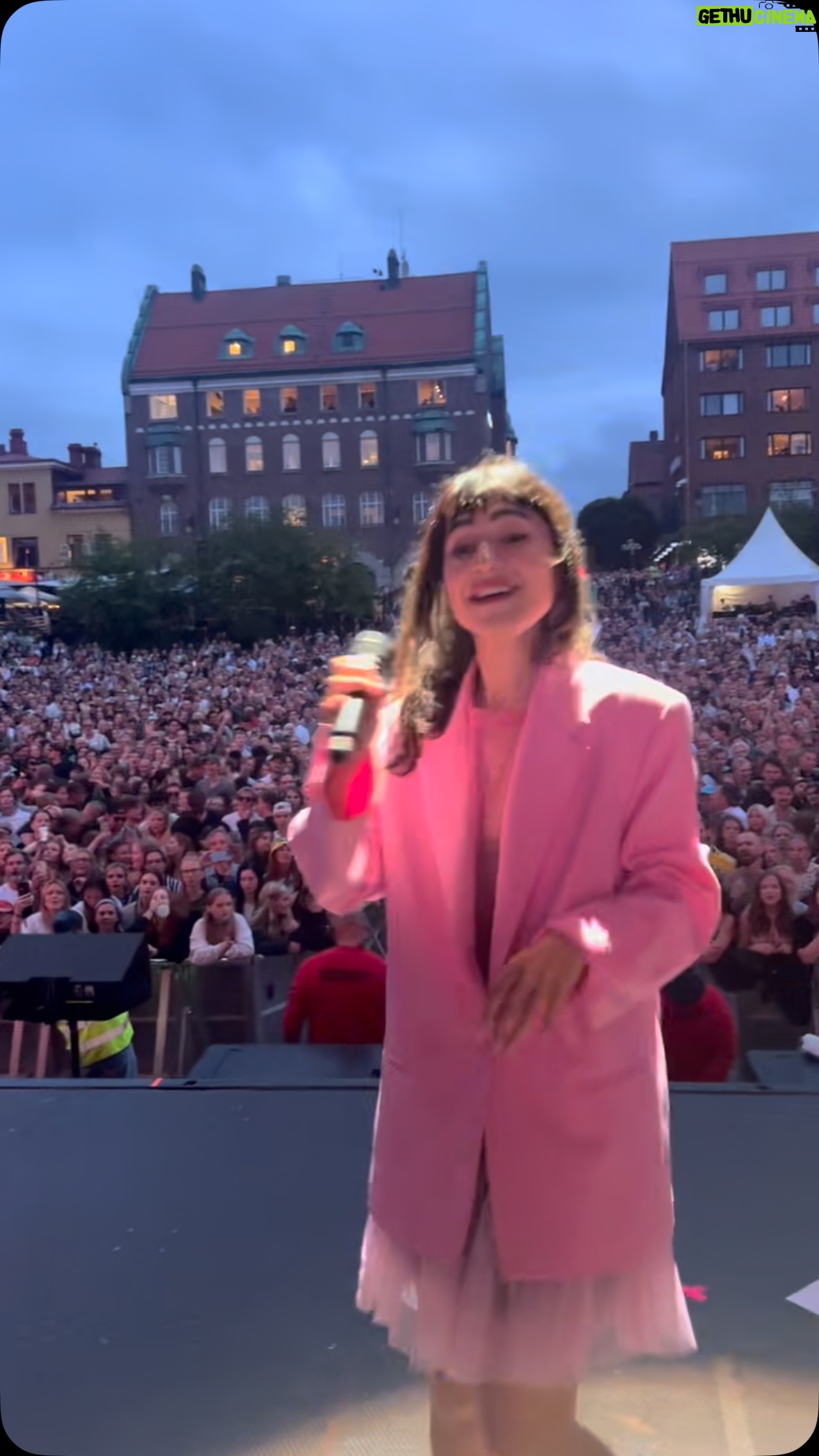 Laleh Pourkarim - 5.6K Likes - Här sjunger vi Vårens Första Dag 

Tack östersund och österosund 🌷

💋 vad fina ni va!!!
Tack tack tack.. 

Nästa vecka bär d av till Helsingborg och Huskvarna 🎈❤️