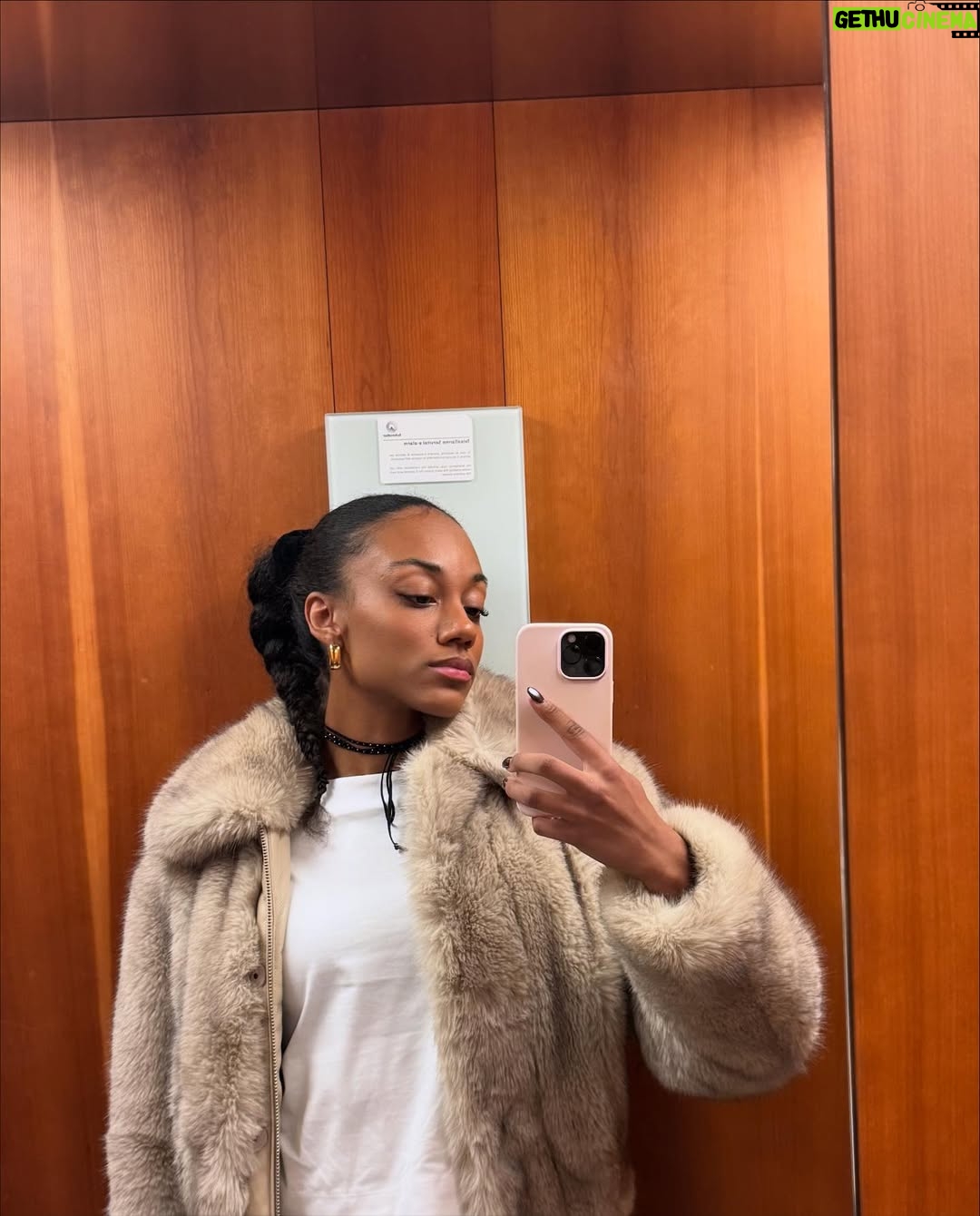 Larissa Iapichino - 12K Likes - Hey Siri,riproduzione casuale