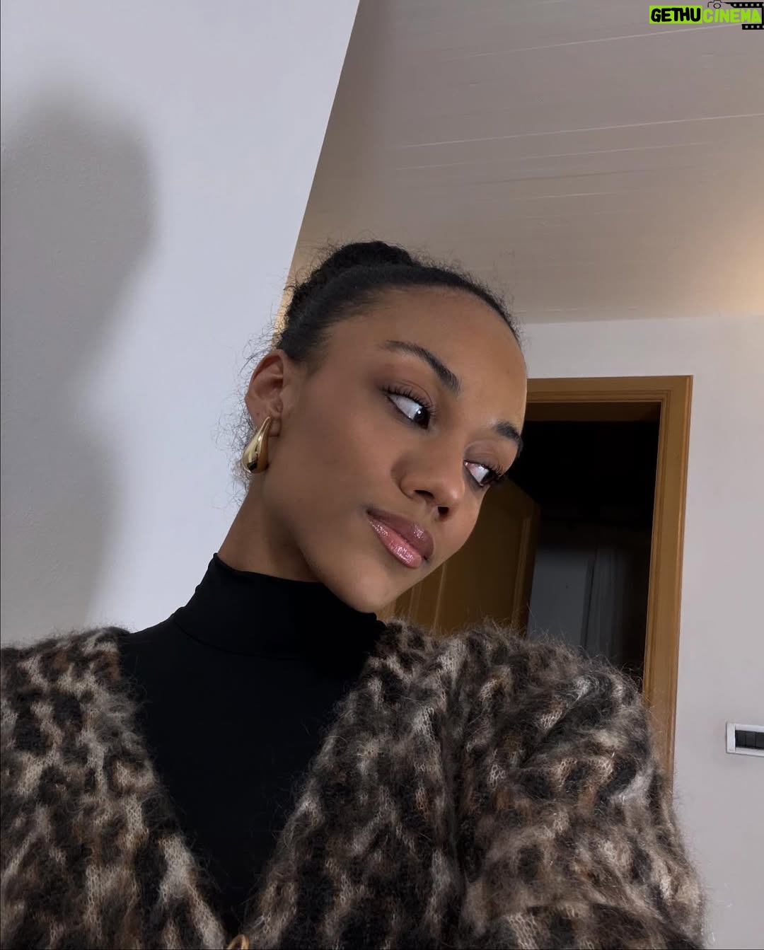 Larissa Iapichino - 12K Likes - Hey Siri,riproduzione casuale