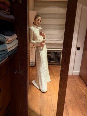 Laura Bailey Instagram - Forever in love with London but just a little bit more last night. 

The Royal Albert Hall for the Fashion Awards 2025.

Bravo @laura_weir @britishfashioncouncil 
& host @kingofbingo ✨

Goosebumps listening to @raye sing jazz , 
the sweetest reunions,
& a special encore of the reimagined ‘Le Train Bleu’ (originally created for the Ballet Russes with costumes by Gabrielle Chanel)  performed by @englishnationalballet and marking a centenary of CHANEL in the UK. Beloved @amandaharlech accepted the Special Recognition Award on behalf of the House ~ with a nod to both past & future. Heritage & innovation, style & culture. Chanel connects. 

Congratulations to all the winners including  Grace Wales Bonner, Little Simz, @anokyai , Dover St Market & Fashion East….
And here’s to the students & the teachers, the teams & the backstage heroes, the activists & the investors, 
the craft & the graft & the glamour. 

And thank you to my @chanelofficial family for the dress of dreams (archive Metiers d’Art 2022) that made me feel like I was dancing in Narnia even walking home in the rain. 

Thanks gang~
@chanel.beauty 
@sarahreygate 
@dianamoarhair 
@jasminavicoskin 
@joshwood 
@tessmanagement 

#thefashionawards #chanel #chanelfinejewellery