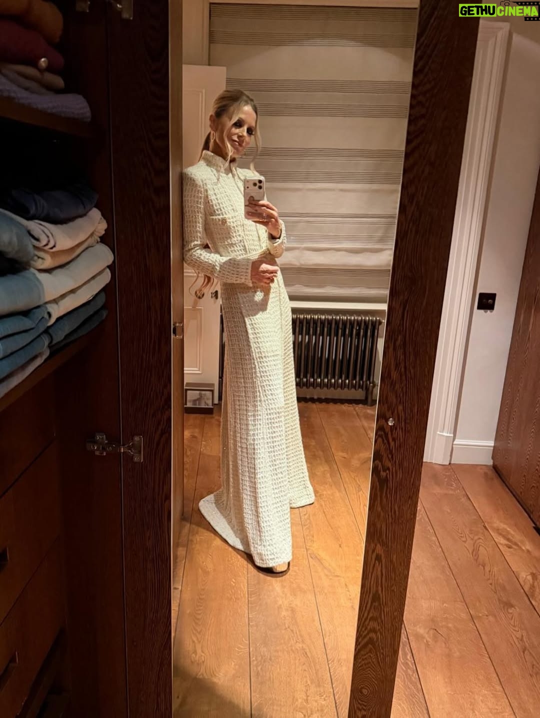 Laura Bailey - 1.5K Likes - Forever in love with London but just a little bit more last night. 

The Royal Albert Hall for the Fashion Awards 2025.

Bravo @laura_weir @britishfashioncouncil 
& host @kingofbingo ✨

Goosebumps listening to @raye sing jazz , 
the sweetest reunions,
& a special encore of the reimagined ‘Le Train Bleu’ (originally created for the Ballet Russes with costumes by Gabrielle Chanel)  performed by @englishnationalballet and marking a centenary of CHANEL in the UK. Beloved @amandaharlech accepted the Special Recognition Award on behalf of the House ~ with a nod to both past & future. Heritage & innovation, style & culture. Chanel connects. 

Congratulations to all the winners including  Grace Wales Bonner, Little Simz, @anokyai , Dover St Market & Fashion East….
And here’s to the students & the teachers, the teams & the backstage heroes, the activists & the investors, 
the craft & the graft & the glamour. 

And thank you to my @chanelofficial family for the dress of dreams (archive Metiers d’Art 2022) that made me feel like I was dancing in Narnia even walking home in the rain. 

Thanks gang~
@chanel.beauty 
@sarahreygate 
@dianamoarhair 
@jasminavicoskin 
@joshwood 
@tessmanagement 

#thefashionawards #chanel #chanelfinejewellery