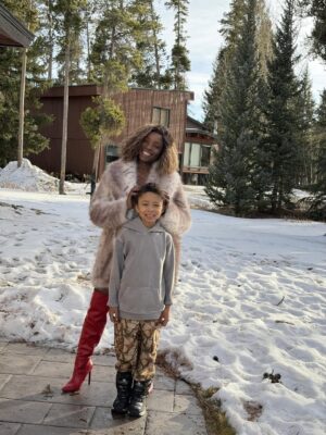 Laura Ikeji Instagram - Grateful to my BIL for being the best friend anybody could ask for . You re THE MAN Mr Shilobod. Our Mr fix it, he got soulution to everything. Love u my G. Thank u to my sister @veraismyagent for everything. Making your home our second home. God bless u. Yall made our Christmas, a dreamy one. Thanks.