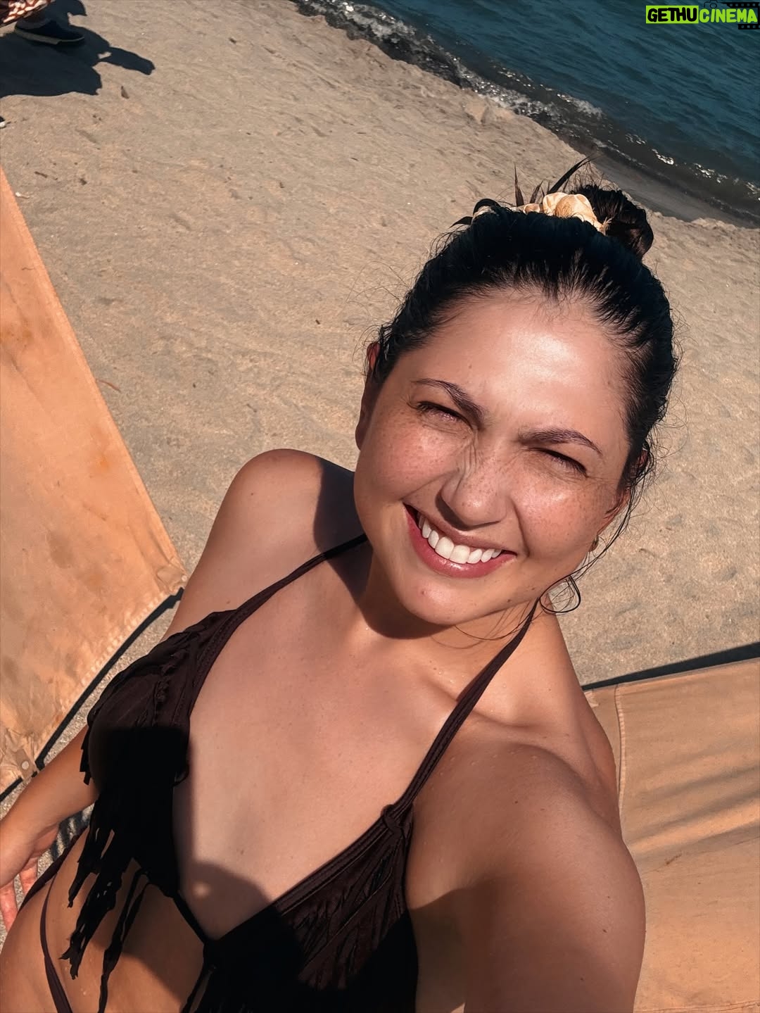 Laura Rodriguez - 36.7K Likes - ¿Por qué el mar tiene espuma?…. 🤣🤣🤣
Porque la sirenita se llama Ariel jajajajajajajjaa 

En mi lugar favorito, el mar, todo se cura con agüita salá 🌊 ¿cual es tu favorita? La mía la última 🤪

#actriz #humor #mar #vacaciones
