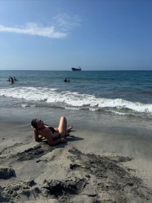 Laura Rodriguez Instagram - ¿Por qué el mar tiene espuma?…. 🤣🤣🤣
Porque la sirenita se llama Ariel jajajajajajajjaa 

En mi lugar favorito, el mar, todo se cura con agüita salá 🌊 ¿cual es tu favorita? La mía la última 🤪

#actriz #humor #mar #vacaciones