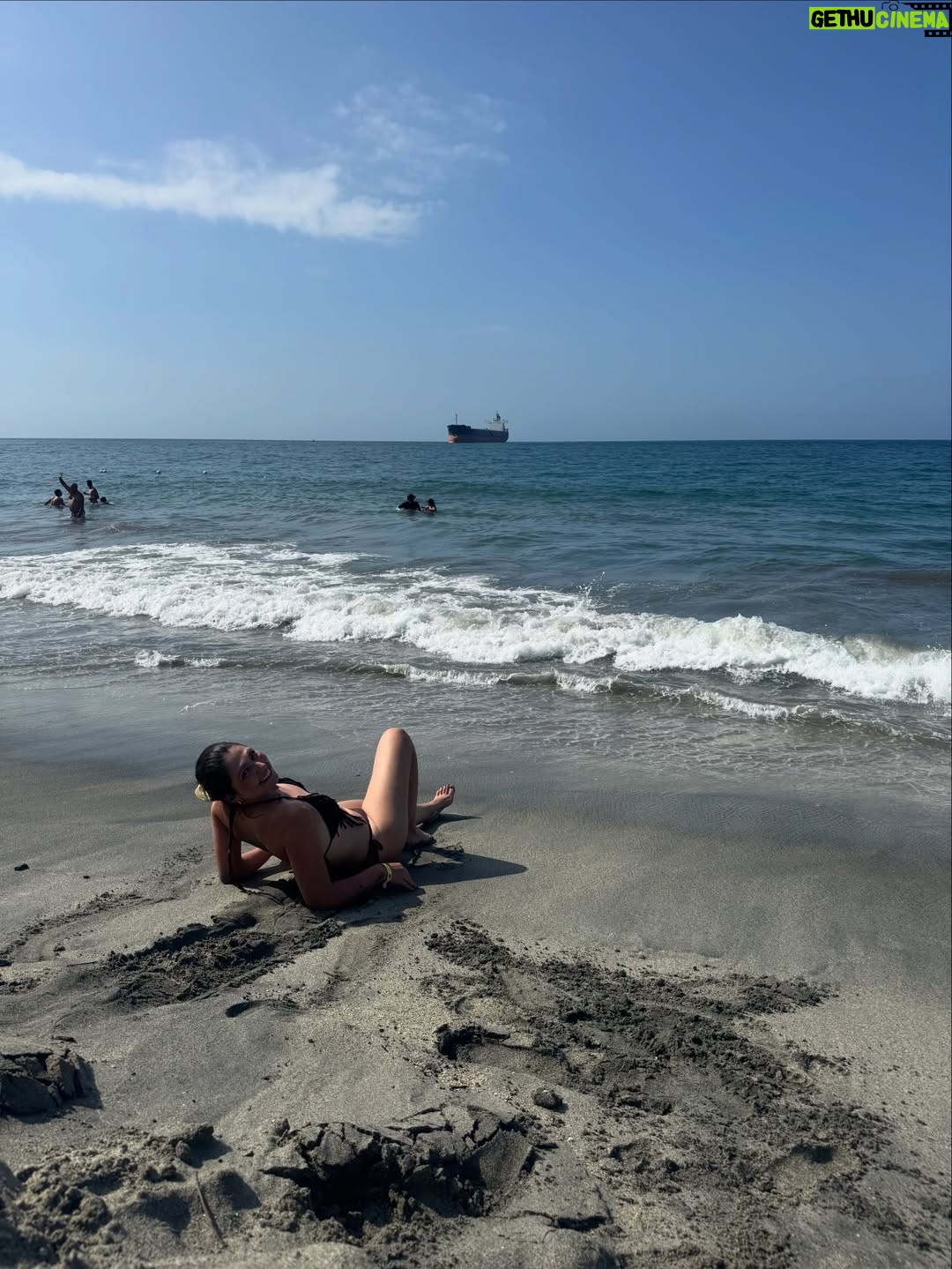 Laura Rodriguez - 36.7K Likes - ¿Por qué el mar tiene espuma?…. 🤣🤣🤣
Porque la sirenita se llama Ariel jajajajajajajjaa 

En mi lugar favorito, el mar, todo se cura con agüita salá 🌊 ¿cual es tu favorita? La mía la última 🤪

#actriz #humor #mar #vacaciones