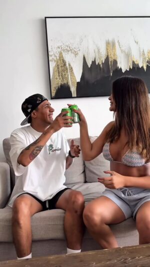 Laura Spoya Instagram - NOSOTROS SIEMPRE LA CONTROLAMOS 😏