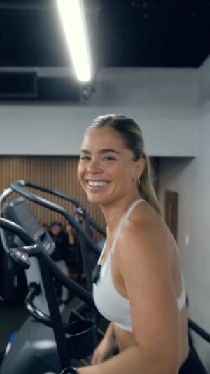 Laurie Doucet Instagram - Tip of the day š«
Le Stairmaster, cāest un vrai full lower-body workoutš¦µš½
Ća travaille les fessiers, les quads, les ischios, les mollets⦠tout le bas du corps y passe. Cāest intense, mais doux pour les articulations, Ƨa booste ton endurance et Ƨa fait brĆ»ler un max de calories. ā¤ļøāš„
Trust me, 30 minutes Ć un niveau qui te challenge et tu māen donneras des nouvelles. š«”š
š„ @r.o.u.l.e.a.u