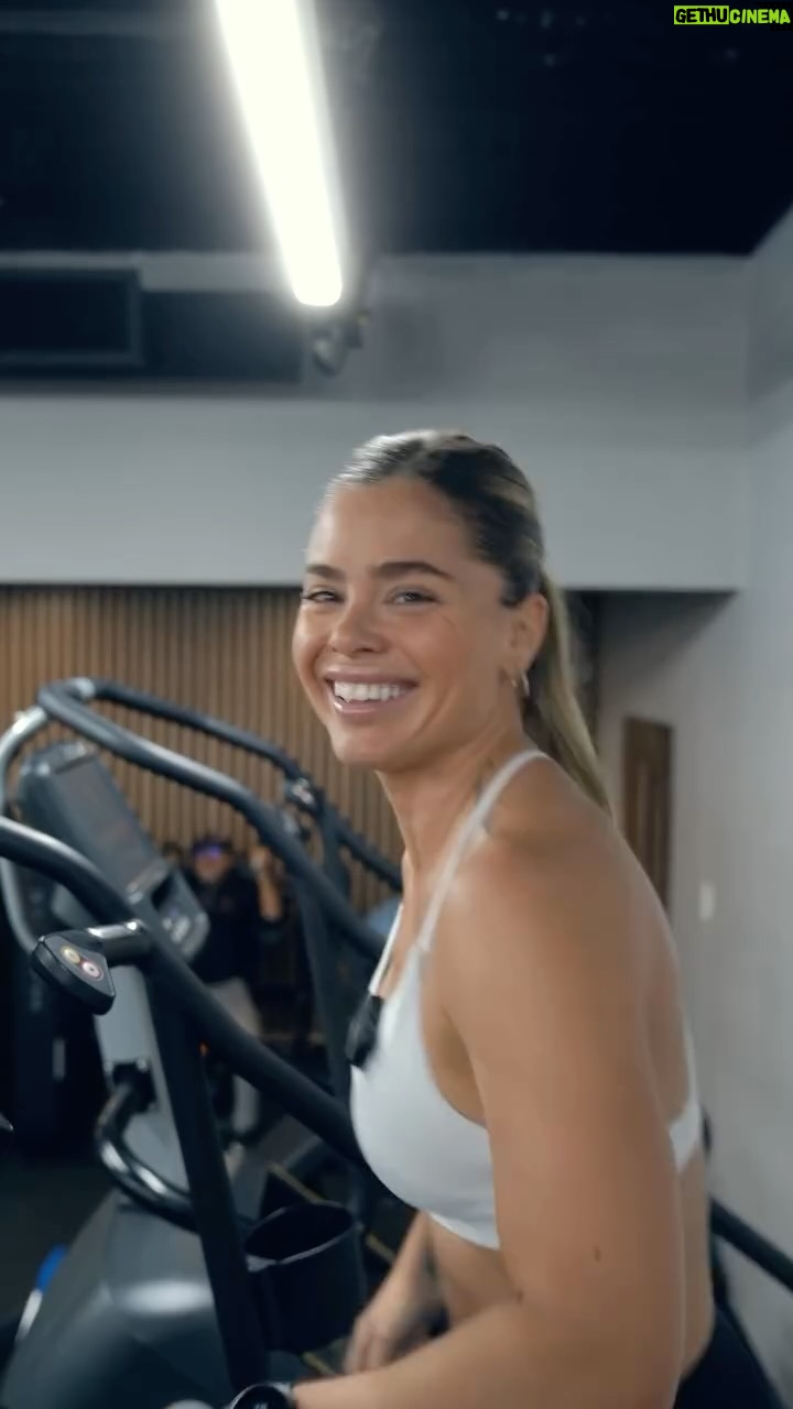 Laurie Doucet - 367 Likes - Tip of the day 🫀

Le Stairmaster, c’est un vrai full lower-body workout🦵🏽

Ça travaille les fessiers, les quads, les ischios, les mollets… tout le bas du corps y passe. C’est intense, mais doux pour les articulations, ça booste ton endurance et ça fait brûler un max de calories. ❤️‍🔥

Trust me, 30 minutes à un niveau qui te challenge et tu m’en donneras des nouvelles. 🫡😅

🎥 @r.o.u.l.e.a.u
