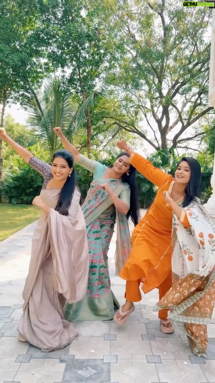 Lavanya - 477.2K Likes - Trend ani vinnanu… Because trend lo undadam must! 🤪 #bayilone #folksong 🔥🔥