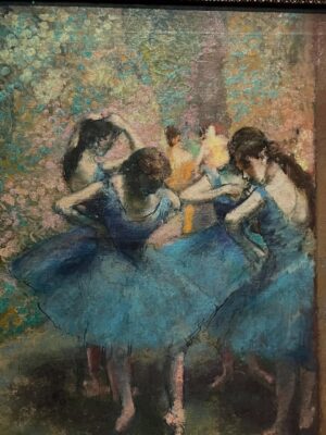 Léa Lopez Instagram - 26 ans VS 12 ans
Me remettre au classique pour le rôle de Rosina et danser sur pointe sur la scène de Richelieu, ça fait vibrer la petite Léa qui rêvait de ballet. Ça faisait 12 ans que je n’avais pas enfiler une paire de pointe, et j’étais autant excitée qu’apeurée par cette nouvelle, merci à Muriel Zusperreguy, ses précieux conseils et son coaching quotidien !
Venez découvrir « L’école de danse » jusqu’au 3 janvier 💕
📸 @agathepoupeney