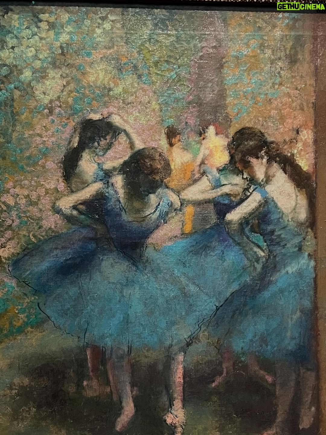 Léa Lopez - 2.8K Likes - 26 ans VS 12 ans 
Me remettre au classique pour le rôle de Rosina et danser sur pointe sur la scène de Richelieu, ça fait vibrer la petite Léa qui rêvait de ballet. Ça faisait 12 ans que je n’avais pas enfiler une paire de pointe, et j’étais autant excitée qu’apeurée par cette nouvelle, merci à Muriel Zusperreguy, ses précieux conseils et son coaching quotidien ! 
Venez découvrir « L’école de danse » jusqu’au 3 janvier 💕

📸 @agathepoupeney