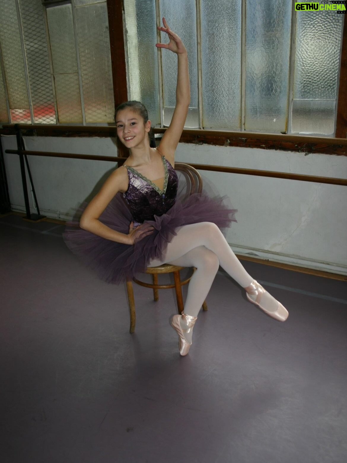 Léa Lopez - 2.8K Likes - 26 ans VS 12 ans 
Me remettre au classique pour le rôle de Rosina et danser sur pointe sur la scène de Richelieu, ça fait vibrer la petite Léa qui rêvait de ballet. Ça faisait 12 ans que je n’avais pas enfiler une paire de pointe, et j’étais autant excitée qu’apeurée par cette nouvelle, merci à Muriel Zusperreguy, ses précieux conseils et son coaching quotidien ! 
Venez découvrir « L’école de danse » jusqu’au 3 janvier 💕

📸 @agathepoupeney