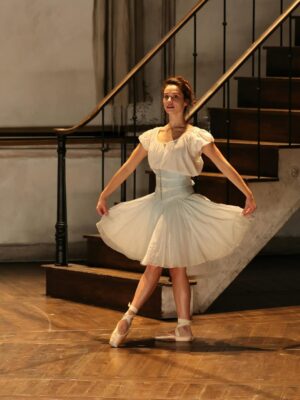Léa Lopez Instagram - 26 ans VS 12 ans
Me remettre au classique pour le rôle de Rosina et danser sur pointe sur la scène de Richelieu, ça fait vibrer la petite Léa qui rêvait de ballet. Ça faisait 12 ans que je n’avais pas enfiler une paire de pointe, et j’étais autant excitée qu’apeurée par cette nouvelle, merci à Muriel Zusperreguy, ses précieux conseils et son coaching quotidien !
Venez découvrir « L’école de danse » jusqu’au 3 janvier 💕
📸 @agathepoupeney