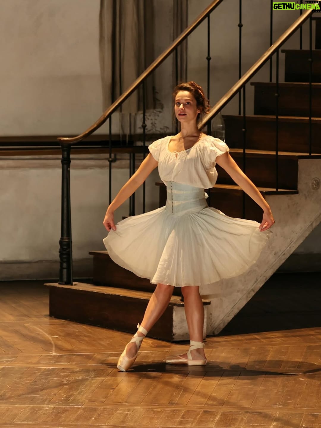 Léa Lopez - 2.8K Likes - 26 ans VS 12 ans 
Me remettre au classique pour le rôle de Rosina et danser sur pointe sur la scène de Richelieu, ça fait vibrer la petite Léa qui rêvait de ballet. Ça faisait 12 ans que je n’avais pas enfiler une paire de pointe, et j’étais autant excitée qu’apeurée par cette nouvelle, merci à Muriel Zusperreguy, ses précieux conseils et son coaching quotidien ! 
Venez découvrir « L’école de danse » jusqu’au 3 janvier 💕

📸 @agathepoupeney