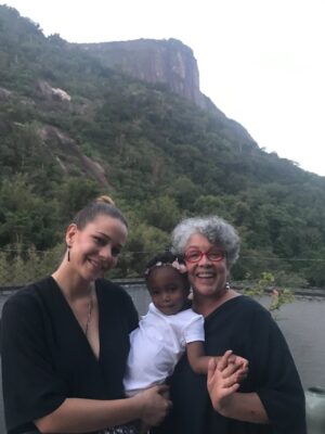 Leandra Leal Instagram - Viva @leal.angela minha mãe maravilha!
Eu agradeço a felicidade de ser sua filha, ter recebido seu exemplo de força e seu amor gigante. É uma felicidade de ter sempre perto 💖

Parabéns, mamãe 💖 que você tenha saúde, alegrias e amor, te amamos muito