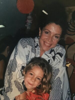 Leandra Leal Instagram - Viva @leal.angela minha mãe maravilha!
Eu agradeço a felicidade de ser sua filha, ter recebido seu exemplo de força e seu amor gigante. É uma felicidade de ter sempre perto 💖

Parabéns, mamãe 💖 que você tenha saúde, alegrias e amor, te amamos muito