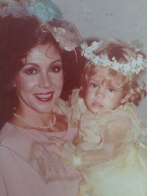 Leandra Leal Instagram - Viva @leal.angela minha mãe maravilha!
Eu agradeço a felicidade de ser sua filha, ter recebido seu exemplo de força e seu amor gigante. É uma felicidade de ter sempre perto 💖

Parabéns, mamãe 💖 que você tenha saúde, alegrias e amor, te amamos muito