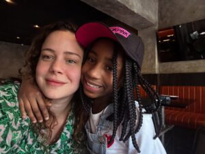 Leandra Leal Instagram - Ontem minha filha completou 11 anos. Essa idade transição, tão bonita e desafiadora. Entre tantas mudanças, a gente continua fazendo careta e rindo, e isso pra mim é tudo. (Olha a sequência de fotos 😜)
Desde ontem me pego pensando, lembrando e imaginando tudo o que vem aí. Ver um filho ser e começar a caminhar com saúde no mundo é a maior alegria de todas. Agradeço todos os dias, mesmo quando não é fácil, ser mãe dos meus filhos, ser porto e navegar em mar aberto, ser mão dada, trampolim, colo, ser limite e ser aconchego. Ser mãe é uma magia, um milagre, e agradeço a Ju por ter me feito mãe, por me apresentar esse amor. Esse amor maior que brilha mais que o sol.