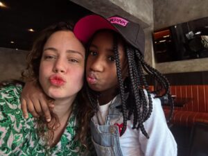 Leandra Leal Instagram - Ontem minha filha completou 11 anos. Essa idade transição, tão bonita e desafiadora. Entre tantas mudanças, a gente continua fazendo careta e rindo, e isso pra mim é tudo. (Olha a sequência de fotos 😜)
Desde ontem me pego pensando, lembrando e imaginando tudo o que vem aí. Ver um filho ser e começar a caminhar com saúde no mundo é a maior alegria de todas. Agradeço todos os dias, mesmo quando não é fácil, ser mãe dos meus filhos, ser porto e navegar em mar aberto, ser mão dada, trampolim, colo, ser limite e ser aconchego. Ser mãe é uma magia, um milagre, e agradeço a Ju por ter me feito mãe, por me apresentar esse amor. Esse amor maior que brilha mais que o sol.