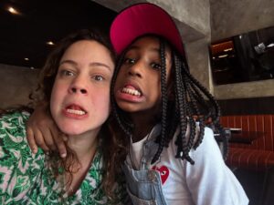 Leandra Leal Instagram - Ontem minha filha completou 11 anos. Essa idade transição, tão bonita e desafiadora. Entre tantas mudanças, a gente continua fazendo careta e rindo, e isso pra mim é tudo. (Olha a sequência de fotos 😜)
Desde ontem me pego pensando, lembrando e imaginando tudo o que vem aí. Ver um filho ser e começar a caminhar com saúde no mundo é a maior alegria de todas. Agradeço todos os dias, mesmo quando não é fácil, ser mãe dos meus filhos, ser porto e navegar em mar aberto, ser mão dada, trampolim, colo, ser limite e ser aconchego. Ser mãe é uma magia, um milagre, e agradeço a Ju por ter me feito mãe, por me apresentar esse amor. Esse amor maior que brilha mais que o sol.
