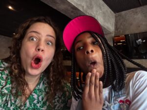 Leandra Leal Instagram - Ontem minha filha completou 11 anos. Essa idade transição, tão bonita e desafiadora. Entre tantas mudanças, a gente continua fazendo careta e rindo, e isso pra mim é tudo. (Olha a sequência de fotos 😜)
Desde ontem me pego pensando, lembrando e imaginando tudo o que vem aí. Ver um filho ser e começar a caminhar com saúde no mundo é a maior alegria de todas. Agradeço todos os dias, mesmo quando não é fácil, ser mãe dos meus filhos, ser porto e navegar em mar aberto, ser mão dada, trampolim, colo, ser limite e ser aconchego. Ser mãe é uma magia, um milagre, e agradeço a Ju por ter me feito mãe, por me apresentar esse amor. Esse amor maior que brilha mais que o sol.