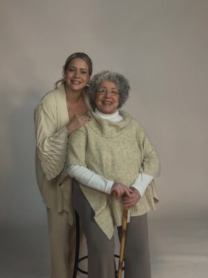 Leandra Leal Instagram - Viva @leal.angela minha mãe maravilha!
Eu agradeço a felicidade de ser sua filha, ter recebido seu exemplo de força e seu amor gigante. É uma felicidade de ter sempre perto 💖

Parabéns, mamãe 💖 que você tenha saúde, alegrias e amor, te amamos muito