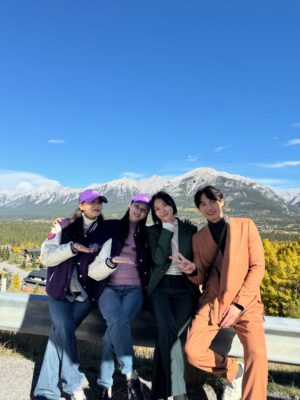 Lee E-dam Instagram - 세 나라를 다니면서 촬영하는 경험은 앞으로도 있기 힘들겠지.
이 작품으로 만났던 모든 우리팀들 고마웠어요!
모두 고생하셨습니다 행복했습니다 또 만나요 😊
(올리고싶운 사진이 너무 많은데..허락을받고..)
이사통 최고