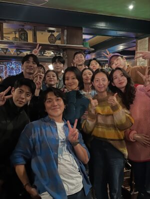Lee E-dam Instagram - 세 나라를 다니면서 촬영하는 경험은 앞으로도 있기 힘들겠지.
이 작품으로 만났던 모든 우리팀들 고마웠어요!
모두 고생하셨습니다 행복했습니다 또 만나요 😊
(올리고싶운 사진이 너무 많은데..허락을받고..)
이사통 최고