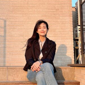 Lee Ha-na Instagram - 바람 많이 불던 날🪴
동지들 항상 힘! 😊 
아름다운 모든것이 영원하길🤍

(20250525 pics )