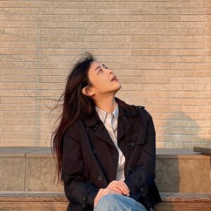 Lee Ha-na Instagram - 바람 많이 불던 날🪴
동지들 항상 힘! 😊 
아름다운 모든것이 영원하길🤍

(20250525 pics )