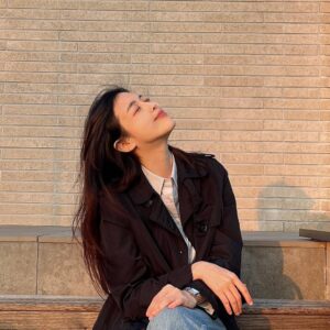 Lee Ha-na Instagram - 바람 많이 불던 날🪴
동지들 항상 힘! 😊 
아름다운 모든것이 영원하길🤍

(20250525 pics )