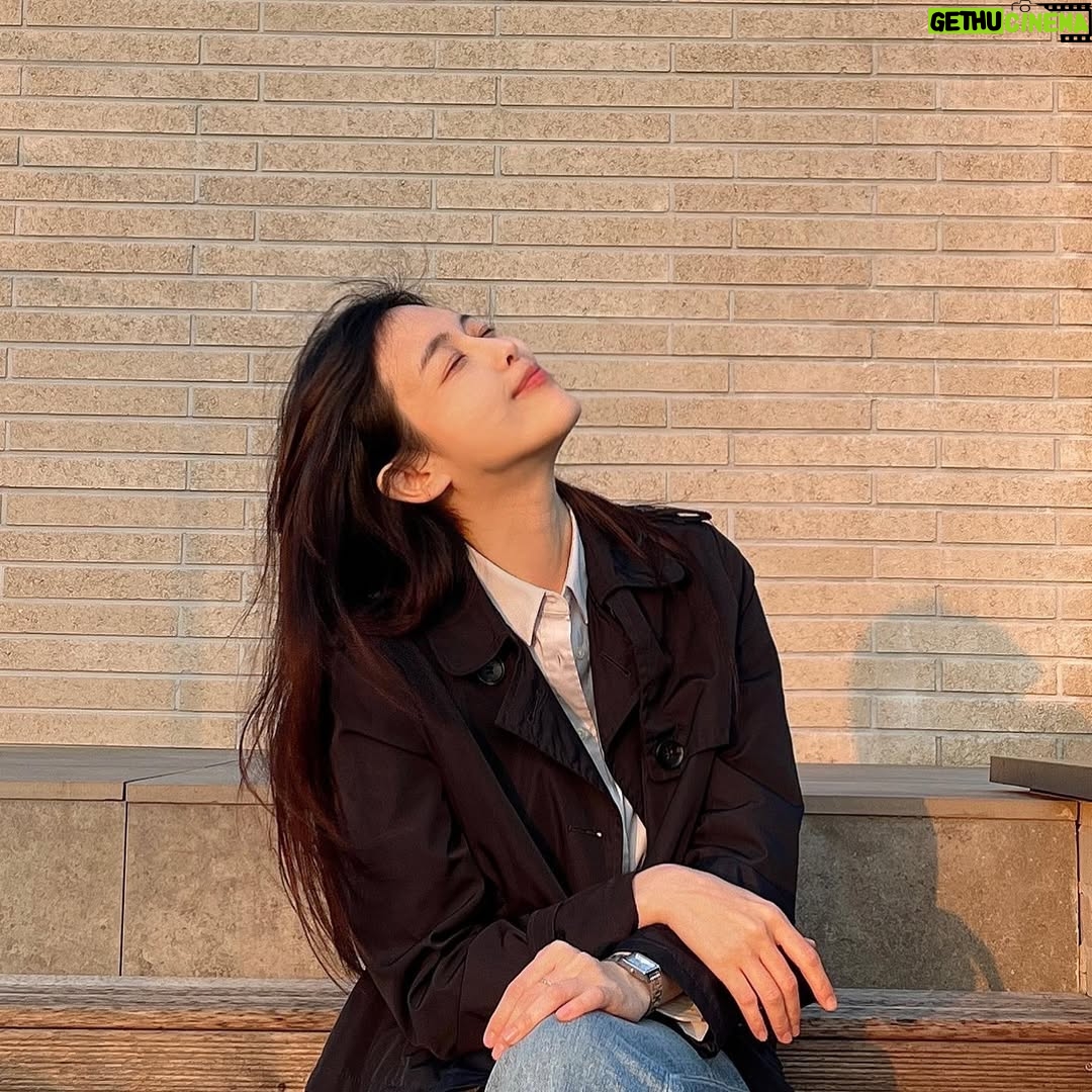 Lee Ha-na - 8.7K Likes - 바람 많이 불던 날🪴
동지들 항상 힘! 😊 
아름다운 모든것이 영원하길🤍

(20250525 pics )