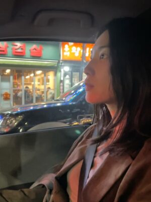 Lee Jin-ha Instagram - 어딘가 조금 이상한 여자는 아직 가을이라 우긴다 🤎