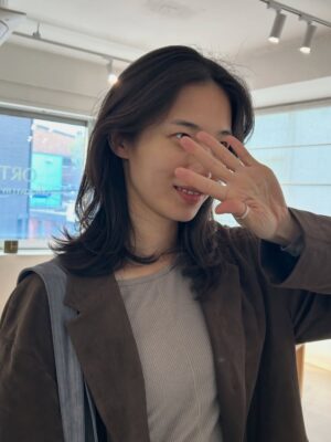 Lee Jin-ha Instagram - 어딘가 조금 이상한 여자는 아직 가을이라 우긴다 🤎
