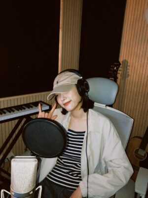 Lee Jin-sol Instagram - •• 🎧 Working on my new 🎶 ••