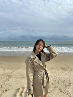 Lee Ju-woo Instagram - 부산하면 바다 아니겠어요?🌊
가을하면 트렌치 아니겠어요?🍂