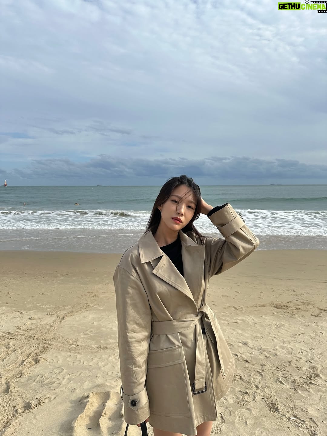 Lee Ju-woo - 6.4K Likes - 부산하면 바다 아니겠어요?🌊
가을하면 트렌치 아니겠어요?🍂
