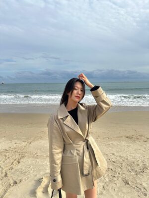 Lee Ju-woo Instagram - 부산하면 바다 아니겠어요?🌊
가을하면 트렌치 아니겠어요?🍂