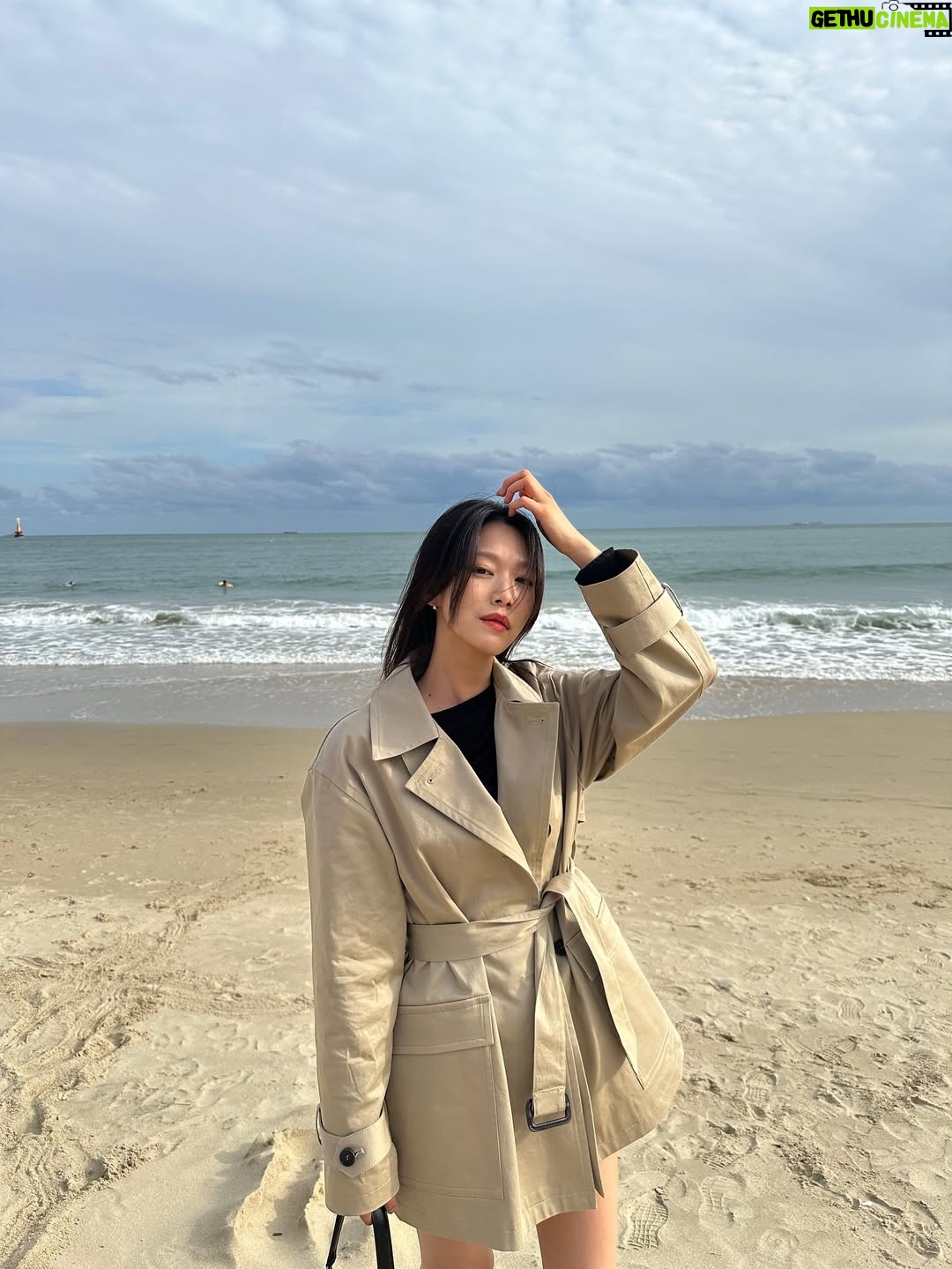 Lee Ju-woo - 6.4K Likes - 부산하면 바다 아니겠어요?🌊
가을하면 트렌치 아니겠어요?🍂