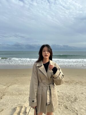 Lee Ju-woo Instagram - 부산하면 바다 아니겠어요?🌊
가을하면 트렌치 아니겠어요?🍂