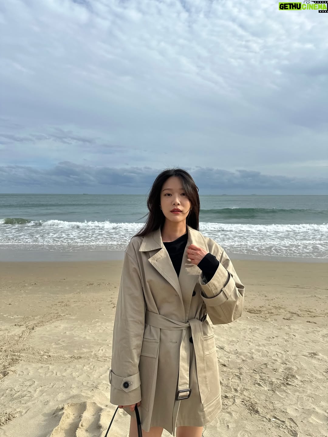 Lee Ju-woo - 6.4K Likes - 부산하면 바다 아니겠어요?🌊
가을하면 트렌치 아니겠어요?🍂