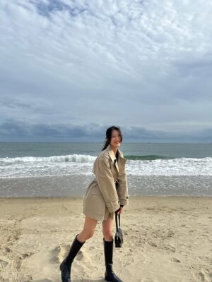 Lee Ju-woo Instagram - 부산하면 바다 아니겠어요?🌊
가을하면 트렌치 아니겠어요?🍂