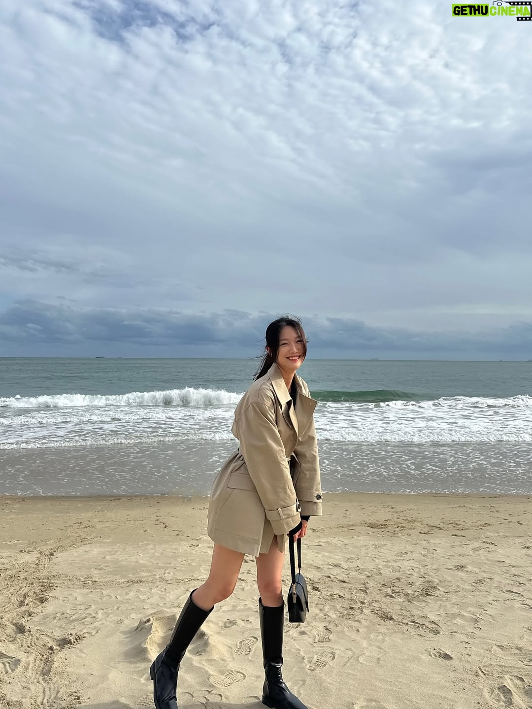 Lee Ju-woo - 6.4K Likes - 부산하면 바다 아니겠어요?🌊
가을하면 트렌치 아니겠어요?🍂