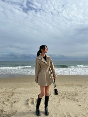 Lee Ju-woo Instagram - 부산하면 바다 아니겠어요?🌊
가을하면 트렌치 아니겠어요?🍂