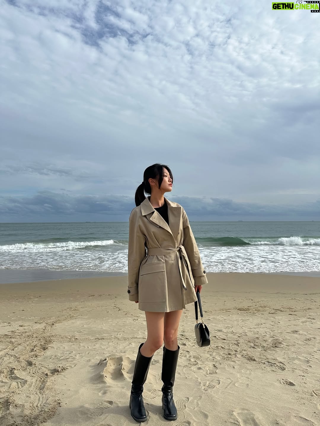 Lee Ju-woo - 6.4K Likes - 부산하면 바다 아니겠어요?🌊
가을하면 트렌치 아니겠어요?🍂