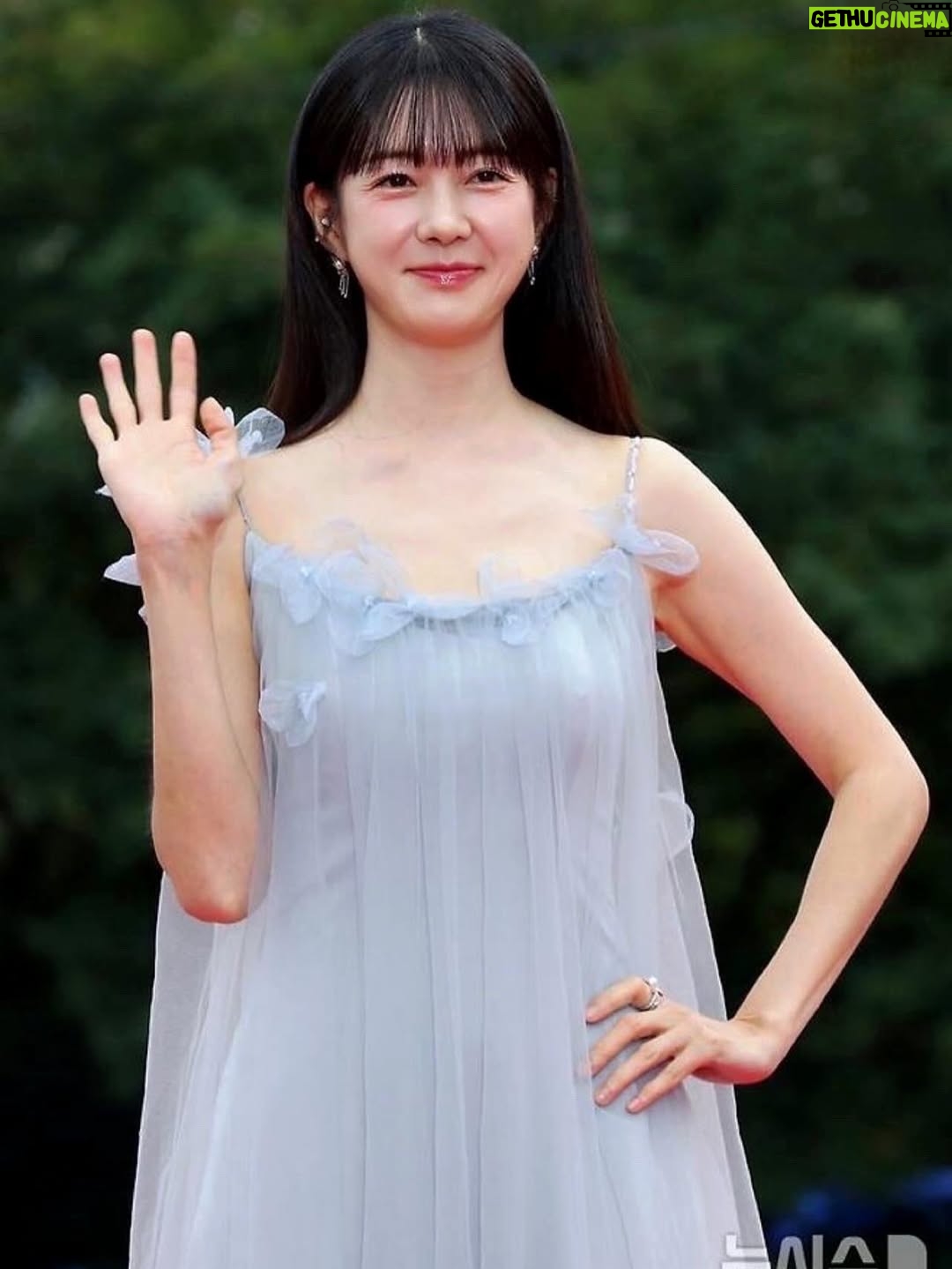Lee Yo-won - 3.4K Likes - #2025드라마어워즈 #2025DramaAwards #kdrama #레드카펫

@woori_13 
@kitts_hairmakeup