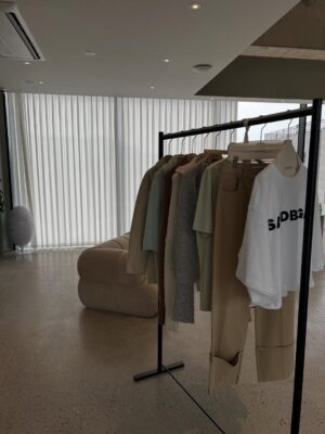 Lee Yo-won Instagram - @__sandbeige__ 
@sandbeige_seoul 
#2025fw #가을 #가을신상 #shopping