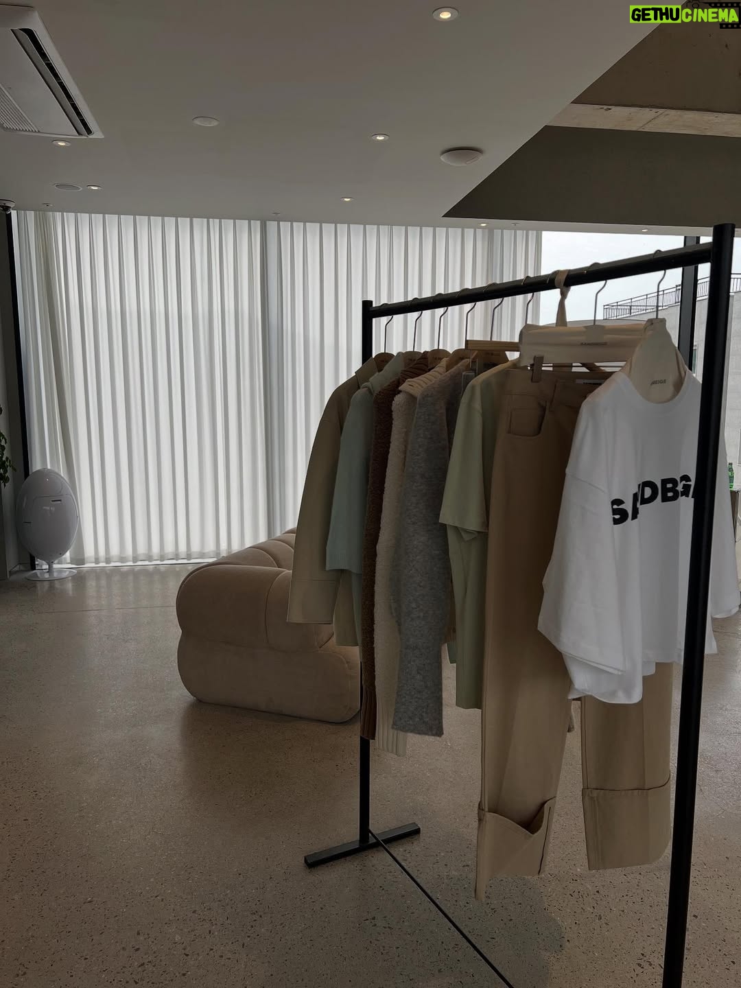 Lee Yo-won - 864 Likes - @__sandbeige__ 
@sandbeige_seoul 
#2025fw #가을 #가을신상 #shopping